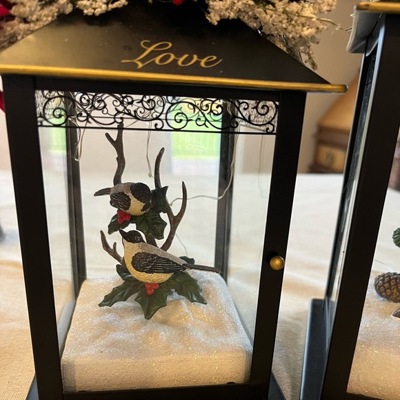 Beautiful decorative light up lantern with birds in snow. AAA batteries included - Picture 3 of 5